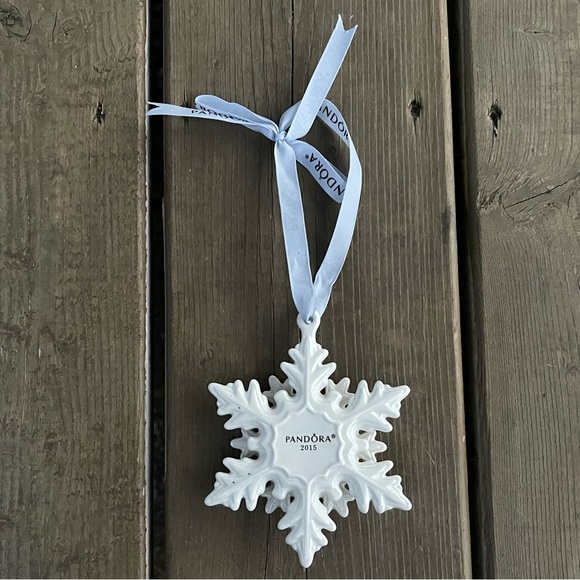 Pandora 2015 Limited Edition Christmas Snowflake Ornament in Original Box - Picture 7 of 10